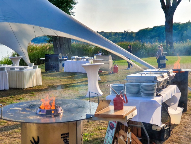 Familienfeier als Barbecue am Strand