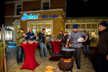 Mit Freunden und Familie Eisstockschießen oder Bosseln Nach dem Eisstockschießen lecker Grillessen oder Suppe