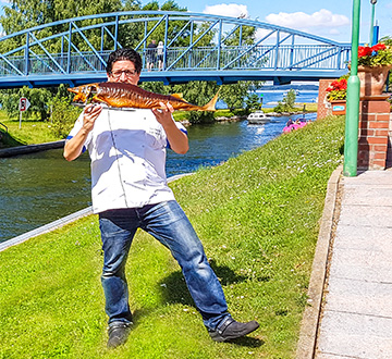 Falk Seehotel Gastgeber Falk Seehotel Gastgeber mit einem frisch zubereiteten Fisch