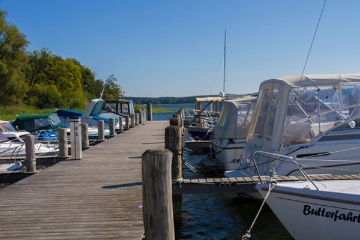 Wir bieten Ihnen neue gepflegte Boote direkt vorm Hotel an unserem Bootssteg zum Ausleihen an.