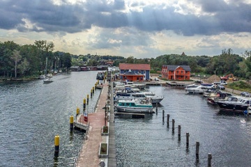 Boote und Charte am Hafen vom Plauer See