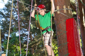 Der recht lange und abwechslungsreiche Seilparcours im Plauer Kletterpark führt Sie in luftiger Höhe durch lebende Bäume.