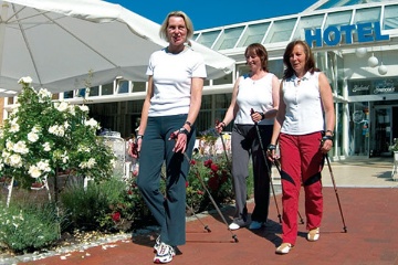 Wir bieten Nordic Walking Kurse an und unsere fachkundige Physiotherapeutin weist Sie in die Lauftechnik ein.