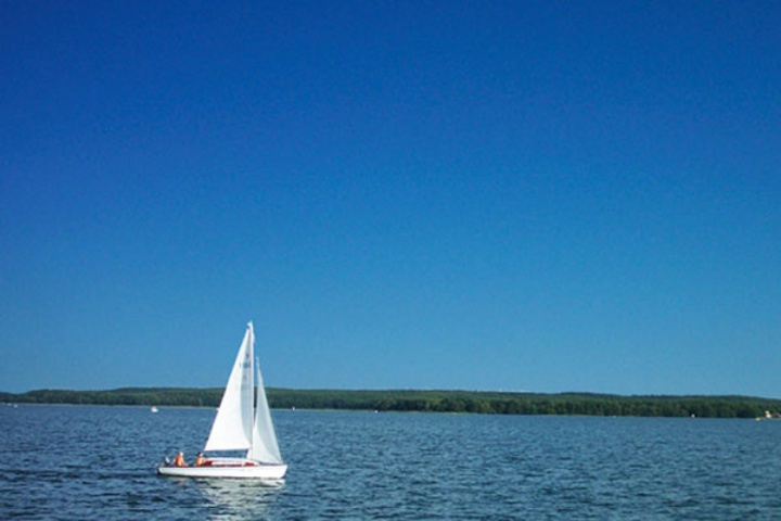 Vom Surfen, übers Kanufahren, Segeln und Angeln, im Herzen der Mecklenburger Seenplatte mit Wasser soweit das Auge reicht, findet jeder Wasserbegeisterte Platz für seine Lieblingsbeschäftigung.