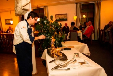 Thorsten Falk flambiert Spieße Thorsten Falk am Tisch und flambiert Spieße