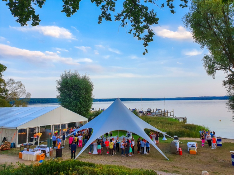 Feiern mit Starflex am Seeufer