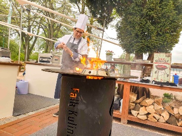 Flambadou mit weißem Speck auf der Feuertonne