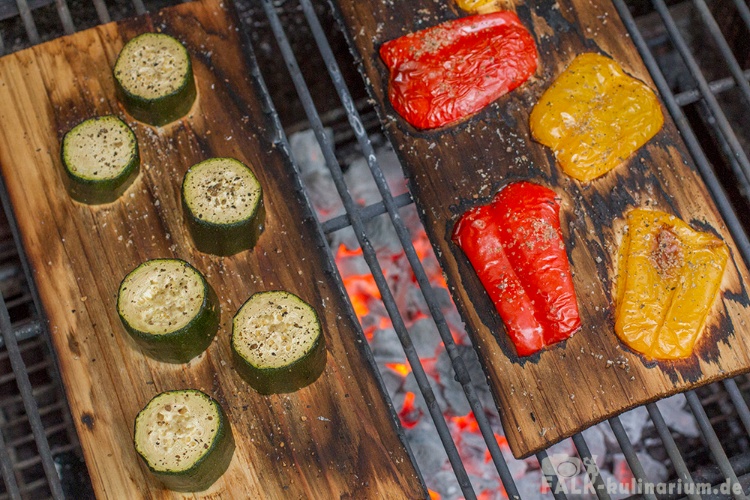 Paprika und Zucchini von der Planke