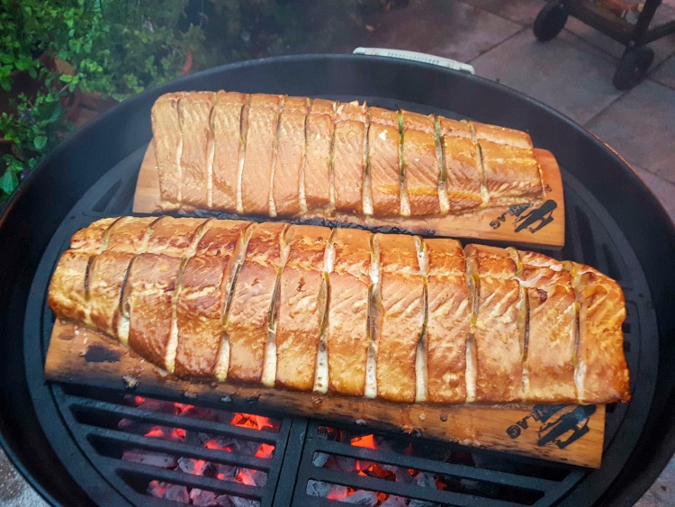 Lachsfilet von der Planke