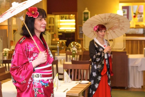 Unsere Mitarbeiter in traditionellen Gewändern