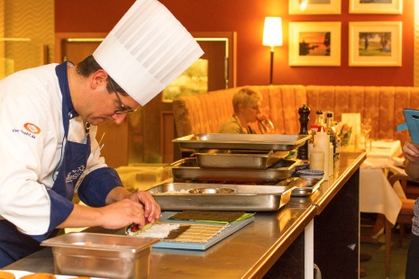 Das Sushi wird live im Restaurant gerollt