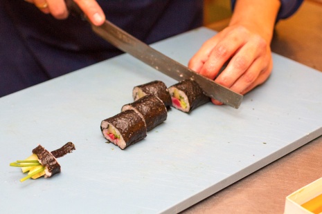 Das Sushi wird geschnitten
