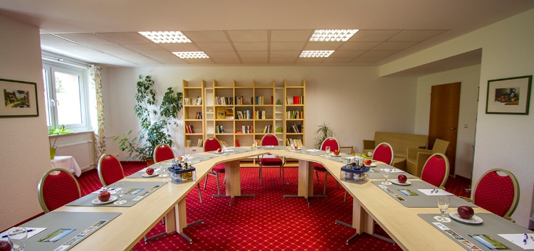 Unser Tagungsraum Burgblick mit Bibliothek