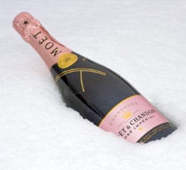 Silverster mit Champagner in der weißen Schneelandschaft