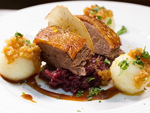 Gänsebrust mit Rotkohl und Klößen